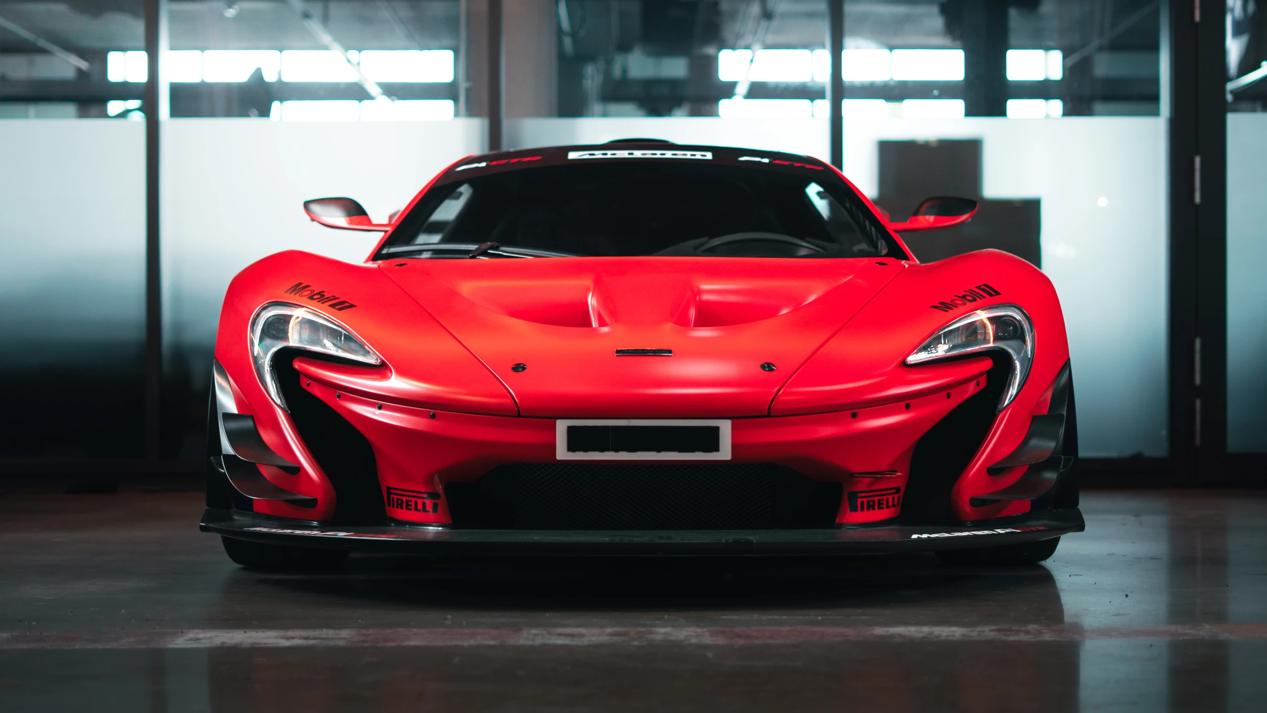 Sportwagen-Ausstellung in der Motorworld München McLaren P1 in rot, frontale Ansicht in der Motorworld München