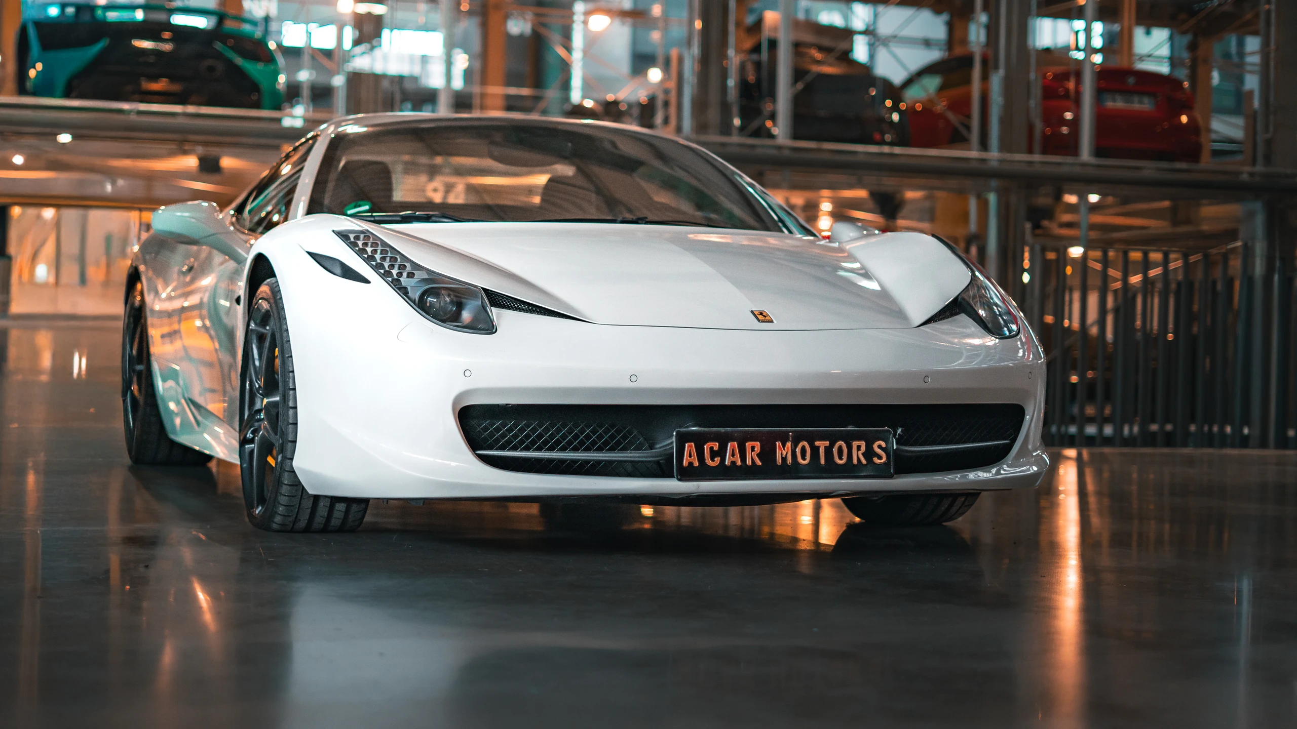 Motorworld München, Exponat von ACAR MOTORS Weißer Ferrari 458 Spider in der Motorworld München, präsentiert von ACAR MOTORS