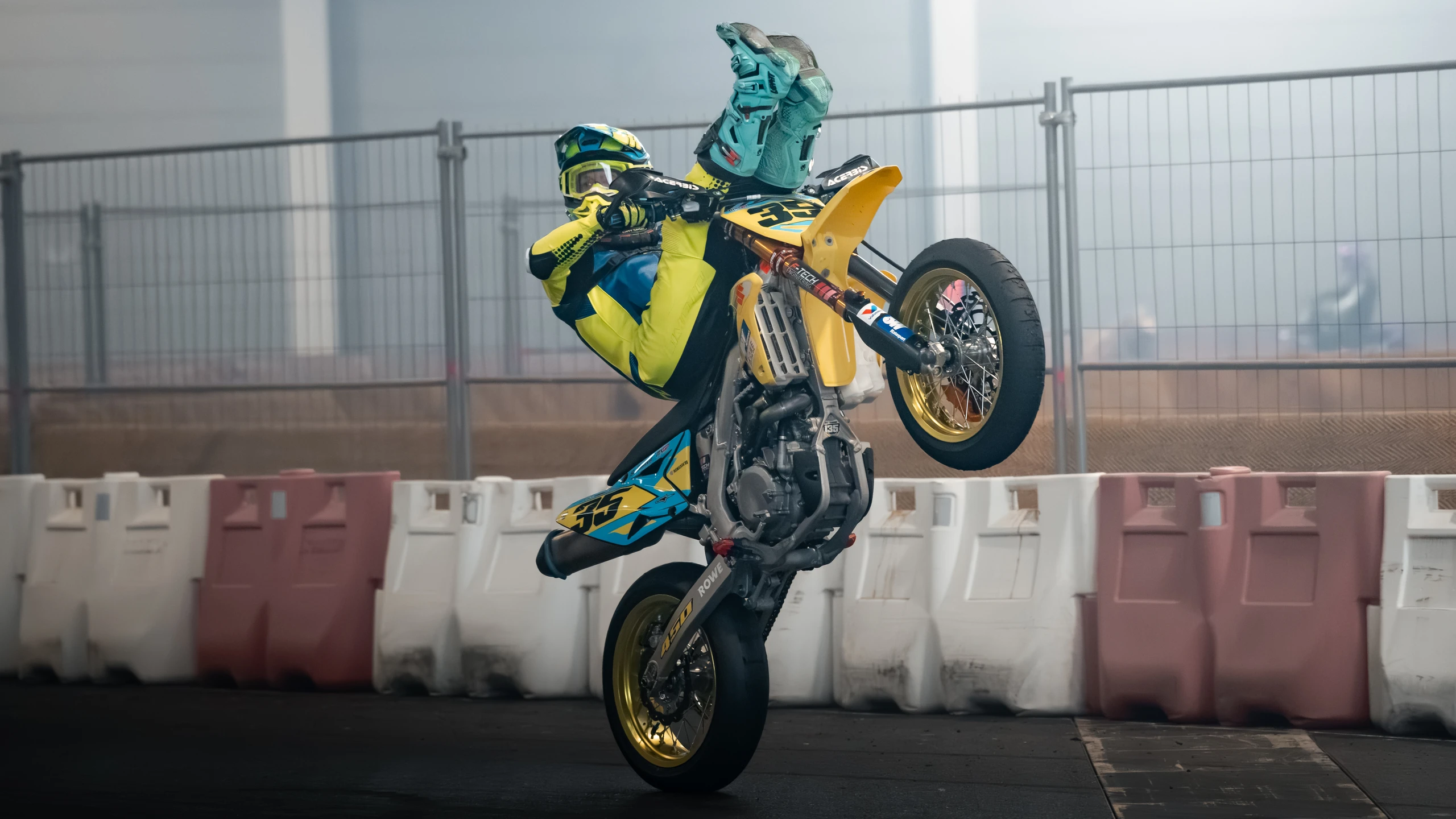 Live-Performance auf der Motorradwelt 2026 in Friedrichshafen Motorradfahrer in Gelb und Blau macht einen Wheelie auf der Motorradwelt 2026 Messe