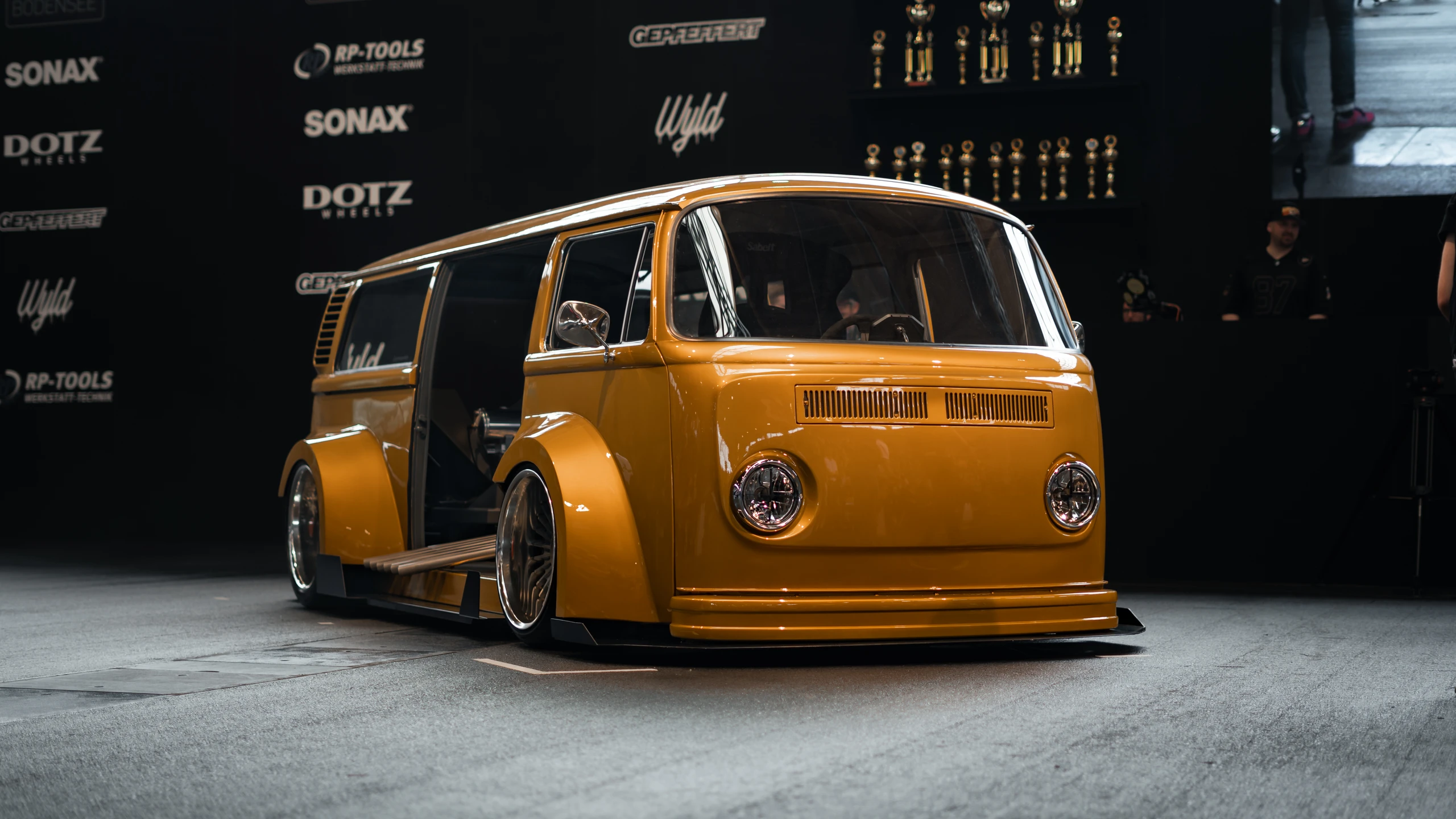 Tuning World Bodensee 2026, modifiziertes Fahrzeug, Friedrichshafen Gelbes modifiziertes Fahrzeug auf der Tuning World Bodensee 2026
