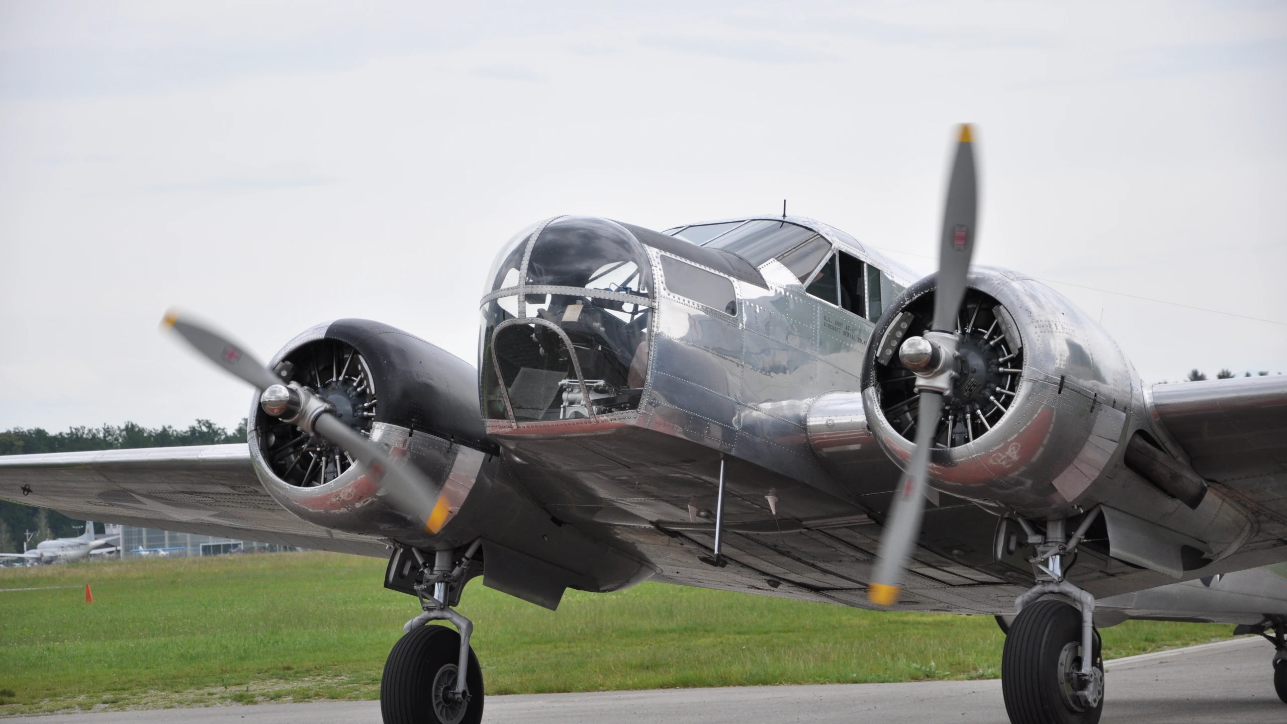 silberFlugzeugFront silberFlugzeugFront