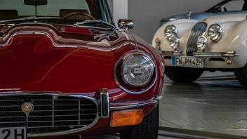 Oldtimerausstellung auf der Klassikwelt Bodensee 2026 Roter Jaguar E-Type und silberne BMW 328 auf der Klassikwelt Bodensee 2026