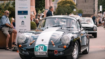 Start der Lindau-Klassik Rallye mit einem Porsche 356, 2023. Schwarz-weißer Porsche 356 bei der Lindau-Klassik Rallye am Start.
